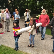 50 weiße Rosen für Frieden und Zukunft