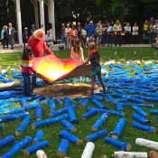 50 weiße Rosen für Frieden und Zukunft