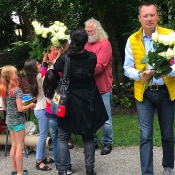 50 weiße Rosen für Frieden und Zukunft