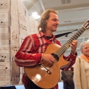 Geburt der Idee · Musiker Burkhard Wolters beim Interpretieren der Noten